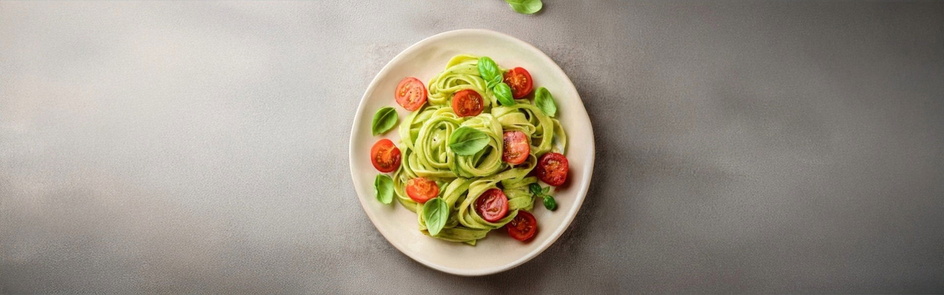 cremige-avocado-pasta-mit-tomaten-und-basilikum-teaser