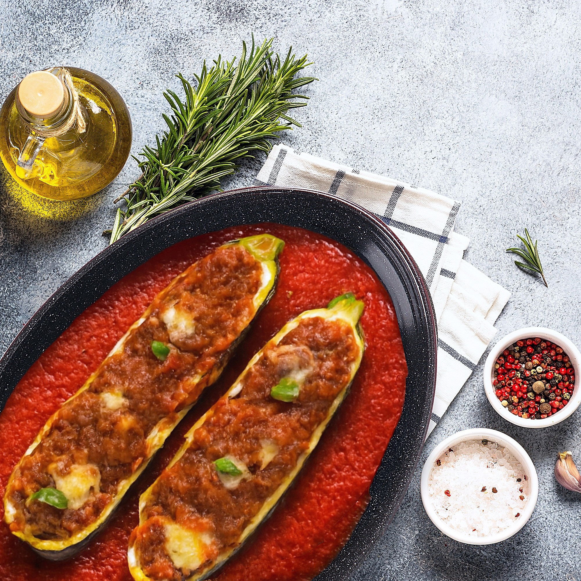 Gefüllte Zucchini mit Hackfleisch und Käse überbacken