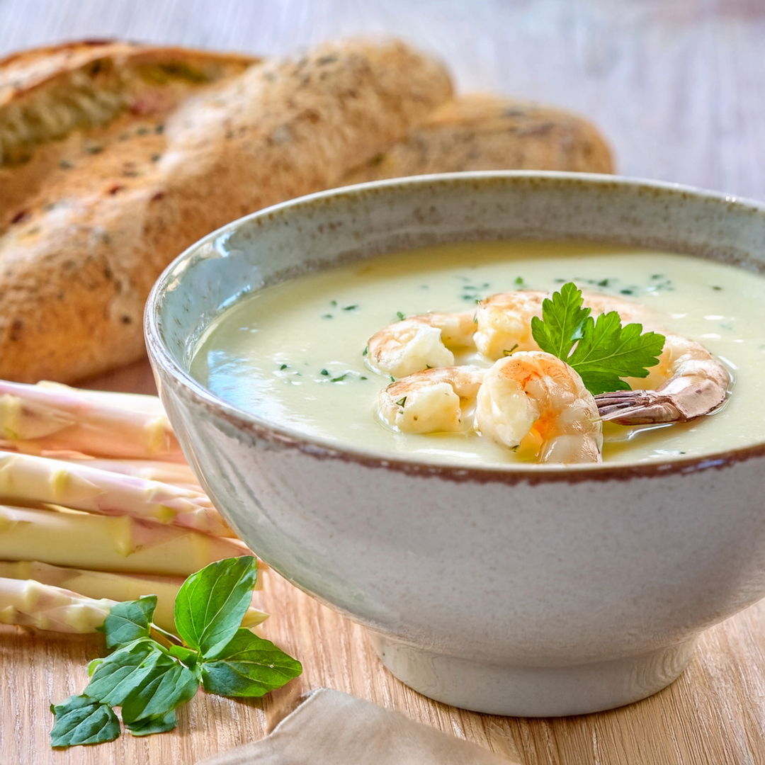 Spargel-Creme-Suppe mit Garnelen – Frühlingsgenuss der Extraklasse Spargel-Creme-Suppe mit Garnelen – Frühlingsgenuss der Extraklasse