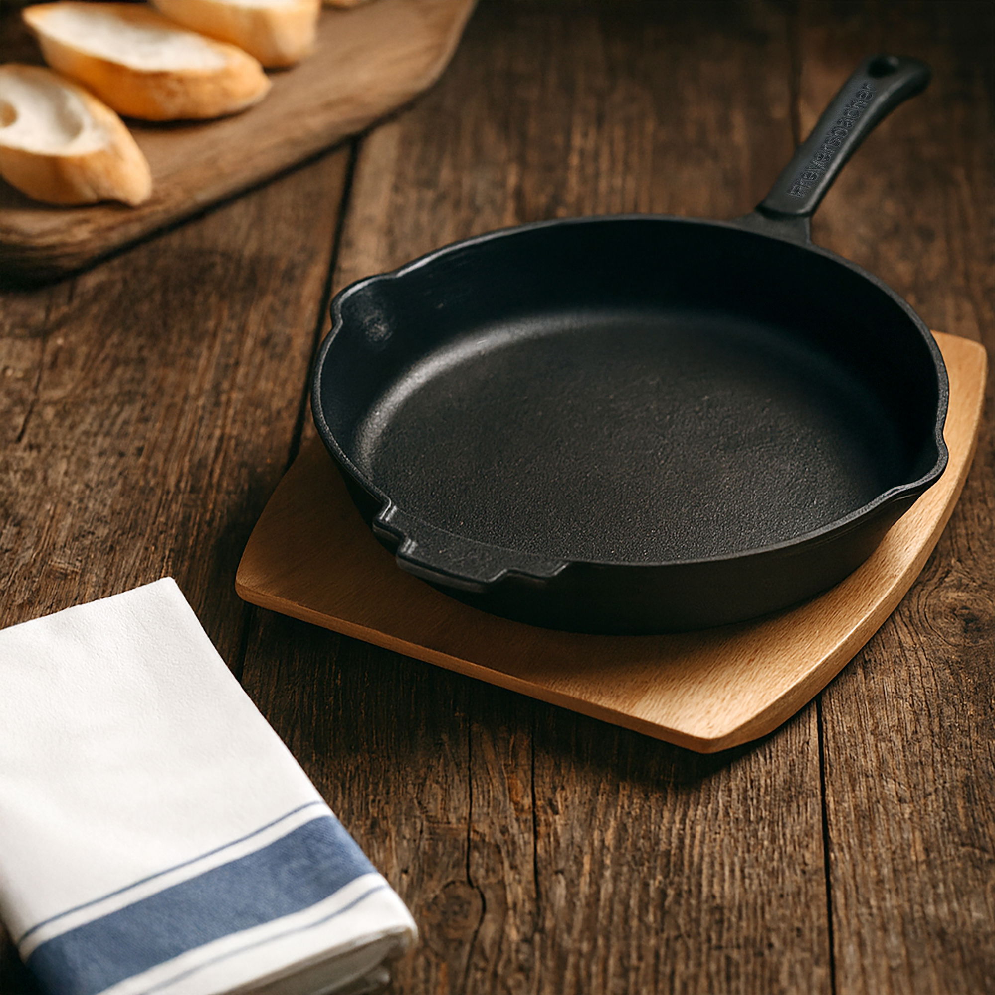 Poêle en Fonte Emaillée 28 cm | Forgée à la Main