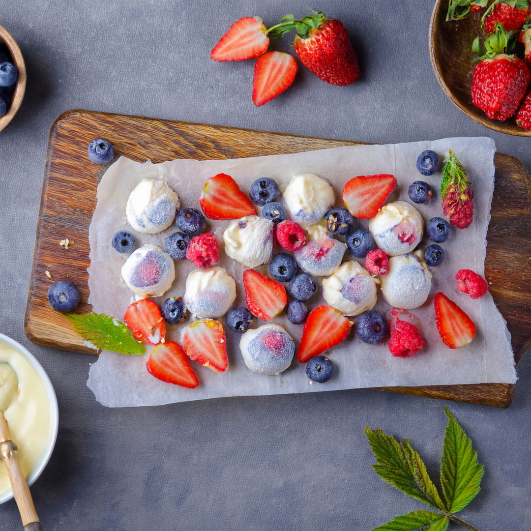 Frozen Joghurt Bites mit Beeren – Gesundes Sommer-Eis in 10 Minuten!
