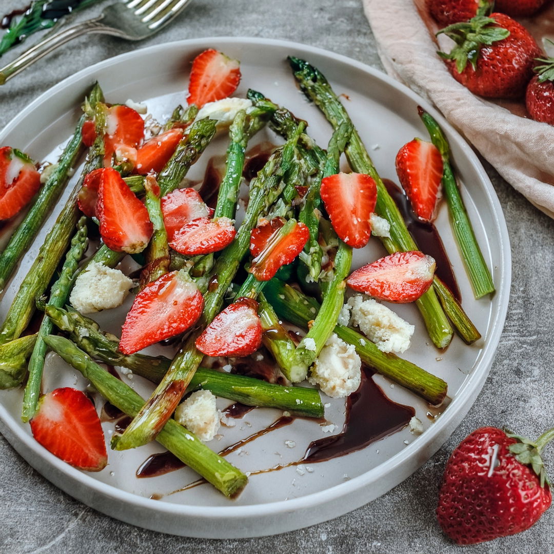 Lauwarmer Spargelsalat mit Erdbeeren und Balsamico – Der perfekte ... Lauwarmer Spargelsalat mit Erdbeeren und Balsamico – Der perfekte ...