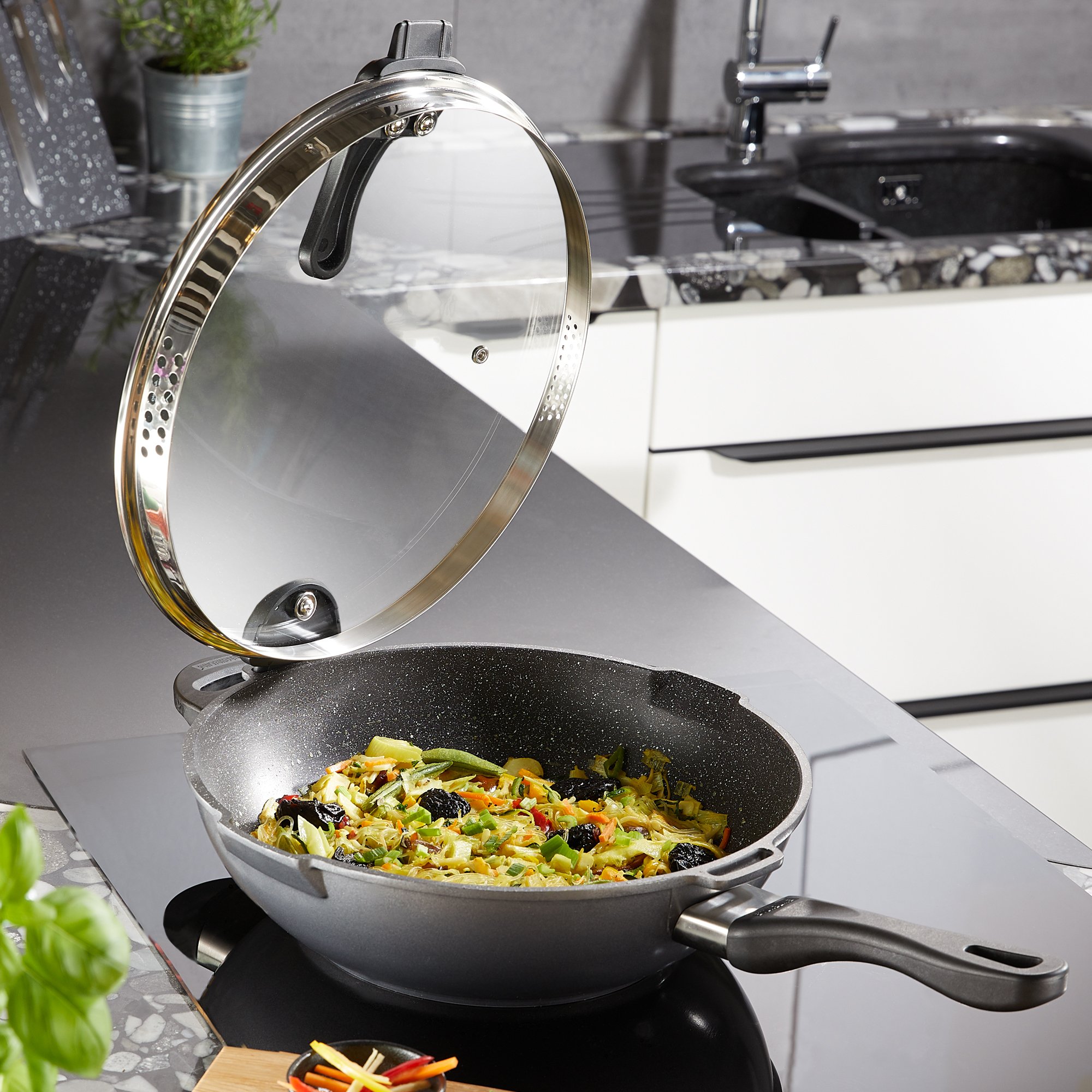 Padella wok STONELINE® FUTURE 32 cm, manici intercambiabili, con coperchio in vetro a setaccio, adatta all'induzione