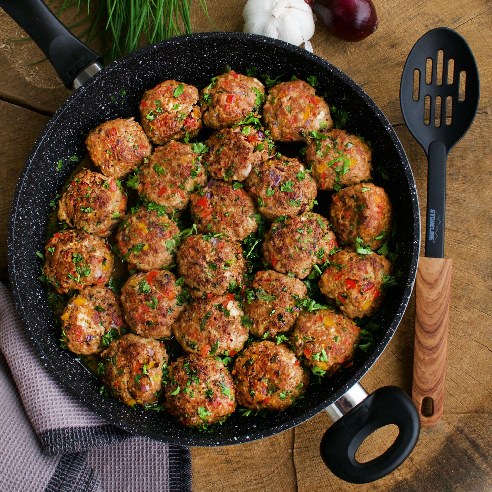 Köttbullar mit Paprika – Schwedische Gemüse-Hackbällchen Rezept | STONELINE