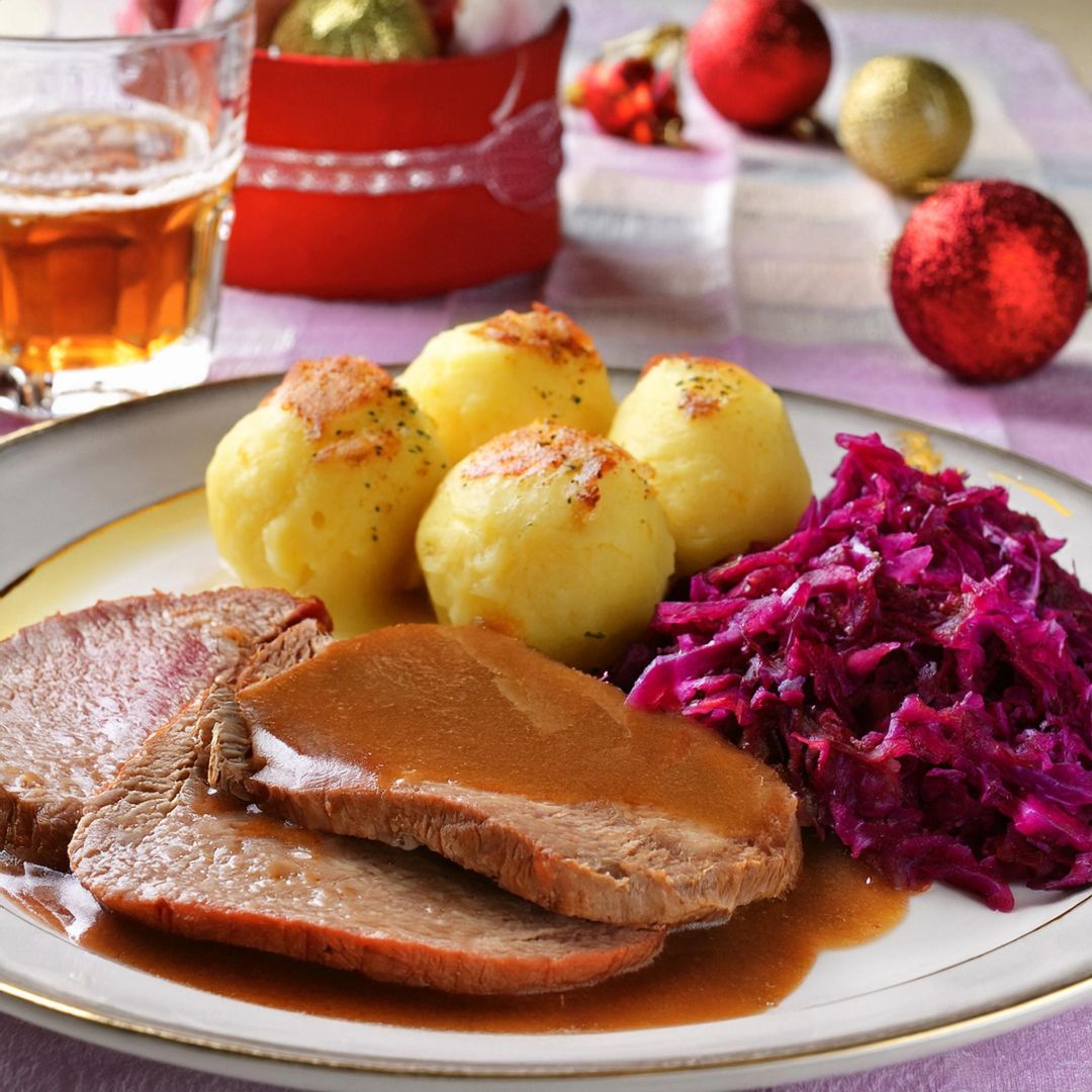 Sauerbraten mit Kartoffelklößen und Rotkohl – Festliches Weihnachtsrezept