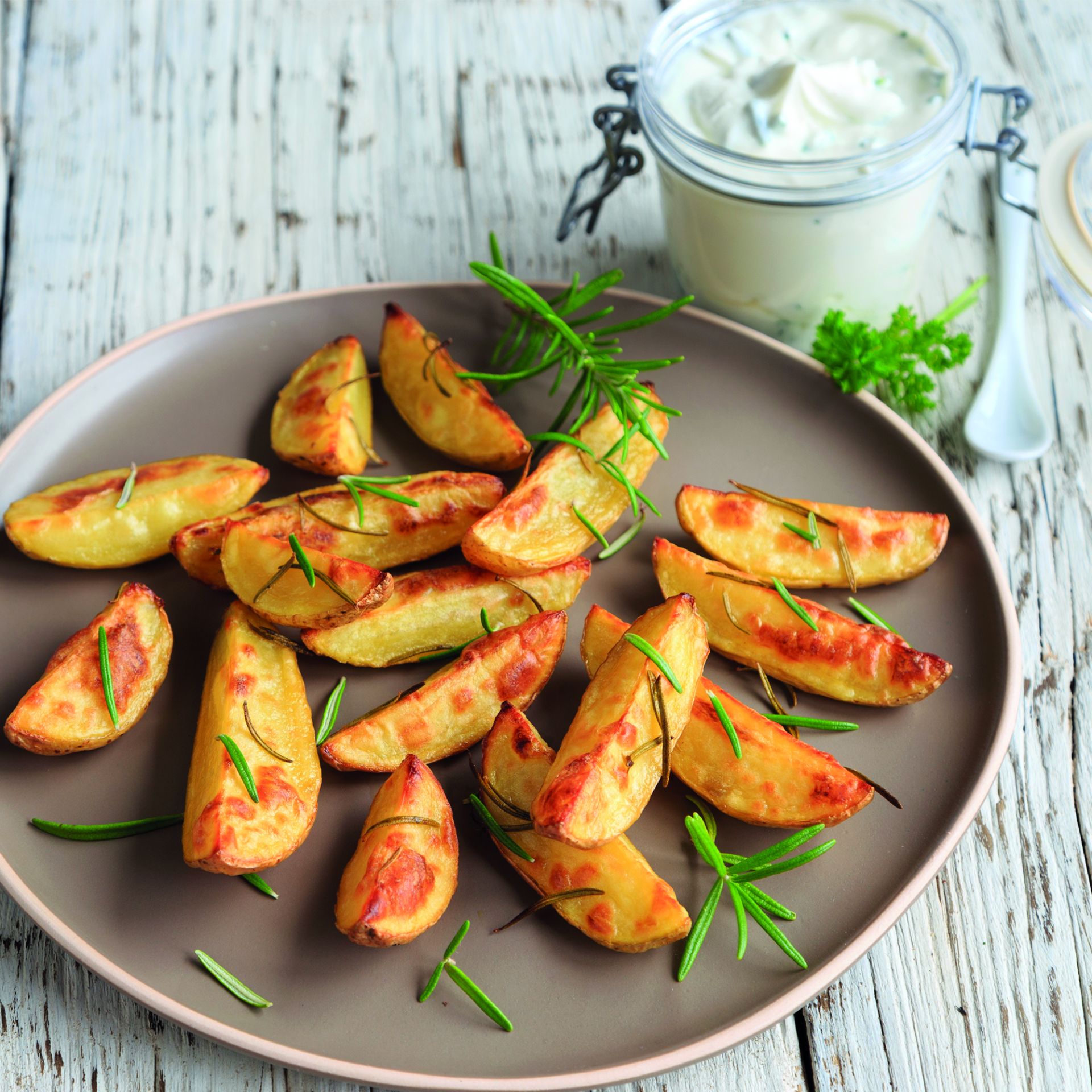 Knusprige Kartoffelspalten mit Rosmarin und Paprika – Rezept | STONELINE