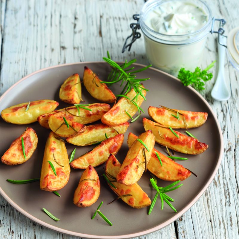 Knusprige Kartoffelspalten mit Rosmarin und Paprika – Rezept | STONELINE Knusprige Kartoffelspalten mit Rosmarin und Paprika – Rezept | STONELINE