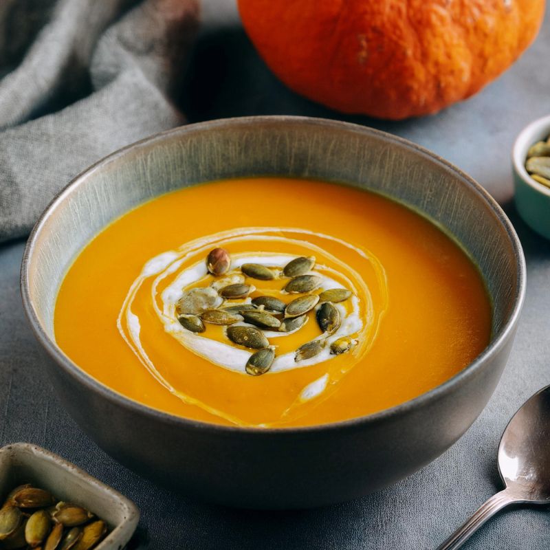 Cremige Hokkaido-Kürbissuppe | Herbstliches Rezept mit Kürbiskernen Cremige Hokkaido-Kürbissuppe | Herbstliches Rezept mit Kürbiskernen